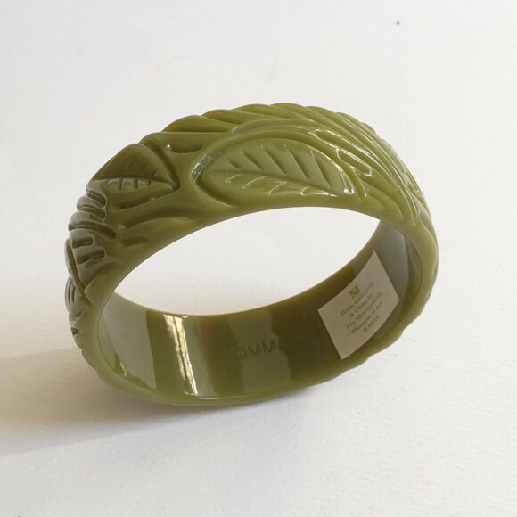 MMA Metropolitan Museum of Art Carved Green Leaf Plastic Fakelite Bangle - Picture 5 of 5